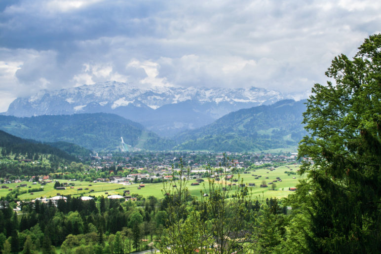 Blick auf Partenkirchen. Gut zu erkennen: Die Skisprungschanze