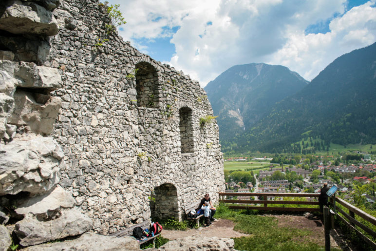 Idealer Rastplatz auf der Burg Werdenfels mit Aussicht auf die Berge und Garmisch-Partenkirchen