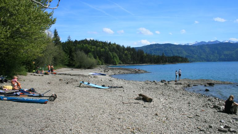 Nach dem Wandern die Füße in den Walchensee halten: unbezahlbar