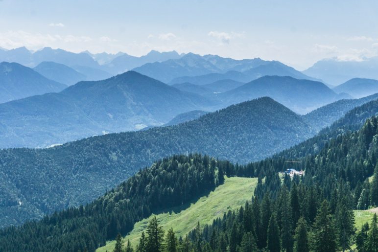 Nicht umsonst heißt der Weg Panoramaweg. Der Alpenblick ist großartig