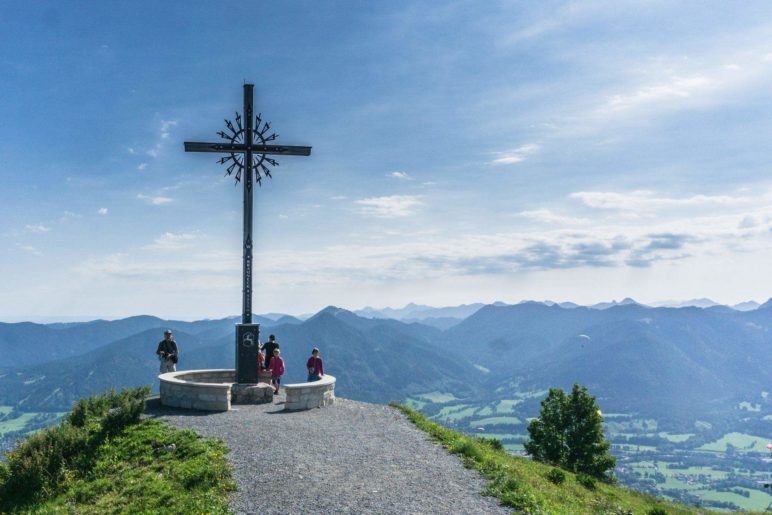 Das Gipfelkreuz des 1555 Meter hohen Brauneck