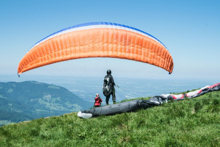 Fast direkt neben dem Gipfelkreuz ist der Startplatz der Paraglider