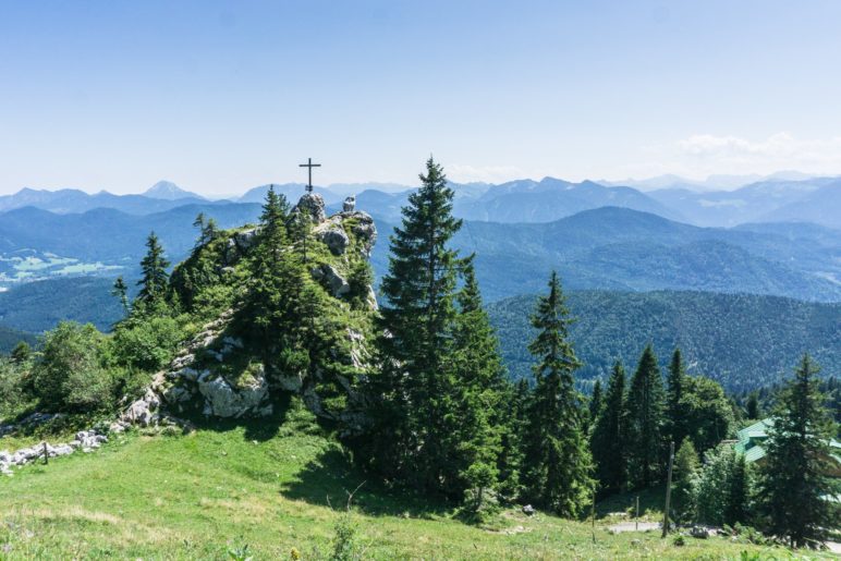 Das Gamsköpfl mit Gipfelkreuz und Steinbock