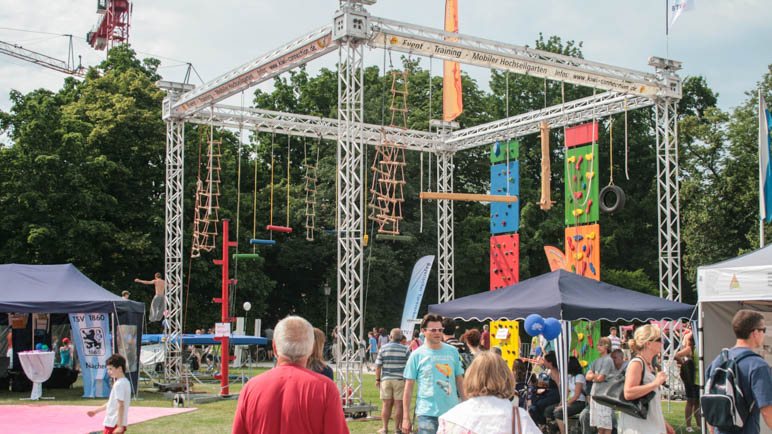 Ein Hochseilgarten auf dem Königsplatz