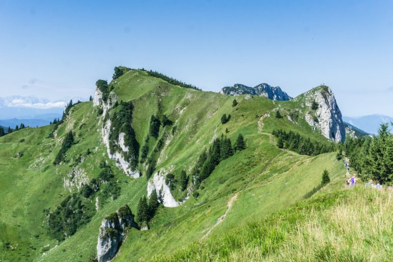 Der große Höhenweg am Brauneck führt zum Latschenkopf (links) und dem Vorderen Kirchstein (rechts)