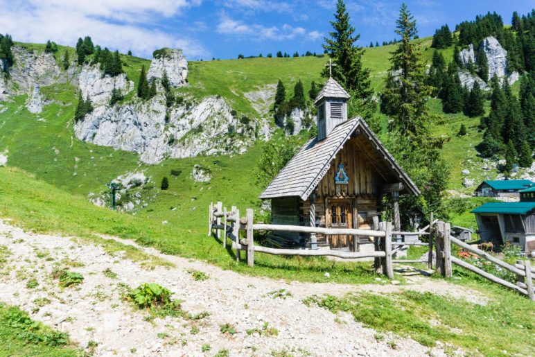 An der Kapelle der Stie-Alm, den Kletterfelsen im Blick