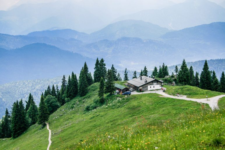 Die Tölzer Hütte am Brauneck vor dem Alpenpanorama