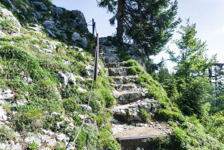 Abstieg über die Treppe, mit Seilsicherung