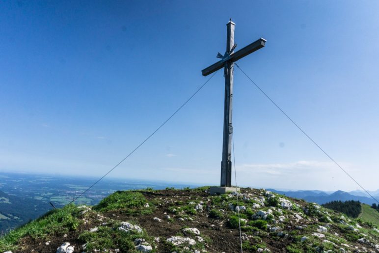 Vom Gipfel des Vorderen Kirchsteins haben wir einen Blick nach Benediktbeuern und zum Starnberger See