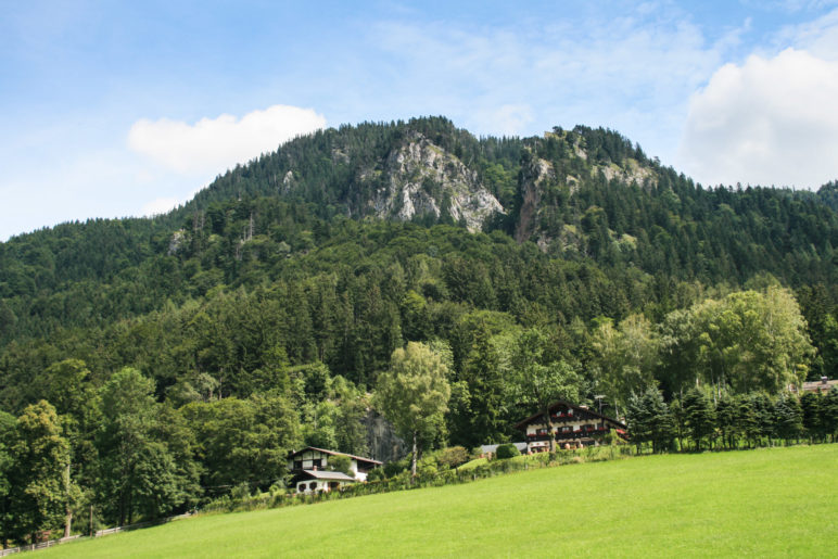 Vom Schliersee-Ufer ist die Burgruine Hohenwaldeck kaum zu entdecken