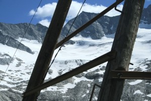 Ein Mast der Materialseilbahn zum Furtschaglhaus vor dem Schlegeiskees