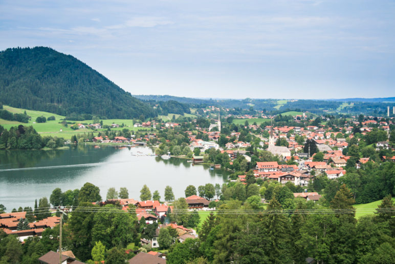 Aussicht auf den Schliersee von den Wiesen bei Oberleiten