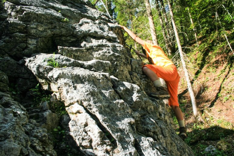 Erste Boulderversuche am großen Boulderfelsen