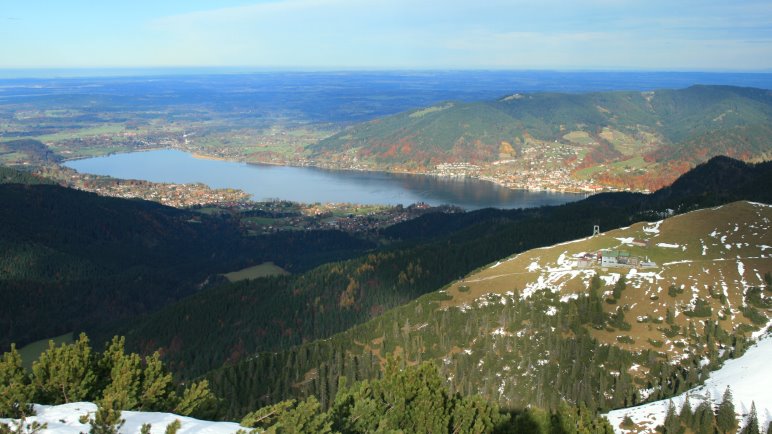 Vom Hirschberggipfel sieht man auf das Hirschberghaus und den Tegernsee