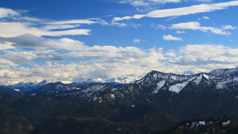 Grandioser Panoramablick vom Hirschberg auf die Alpenkette