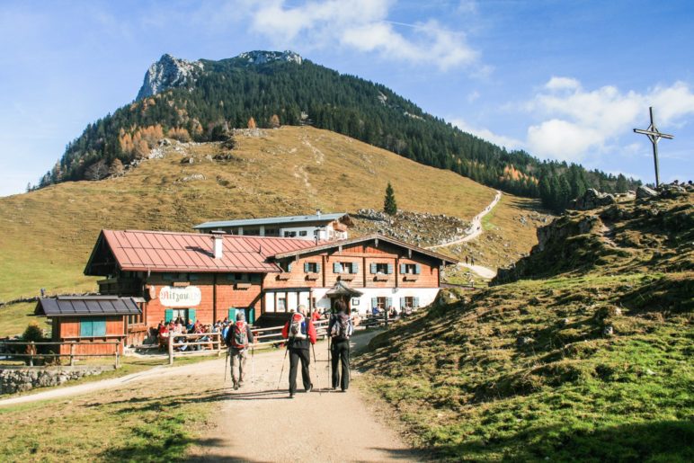 Die Ritzau-Alm, im Hintergrund Naunspitze, Petersköpfl und der Weg zur Vorderkaiserfeldenhütte