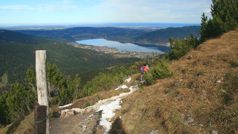 Der Sommerweg auf den Hirschberg, Ende Oktober mit Schnee. Im Hintergrund der Tegernsee.