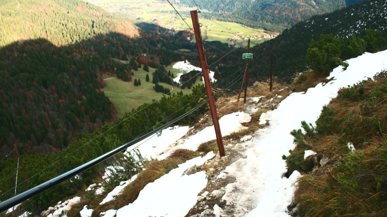 Seilsicherungen auf dem steilen Winterweg