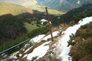 Seilsicherungen auf dem steilen Winterweg