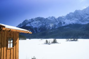 Blick von einem Unterstand über den Eibsee mit Inseln auf den Wetterstein