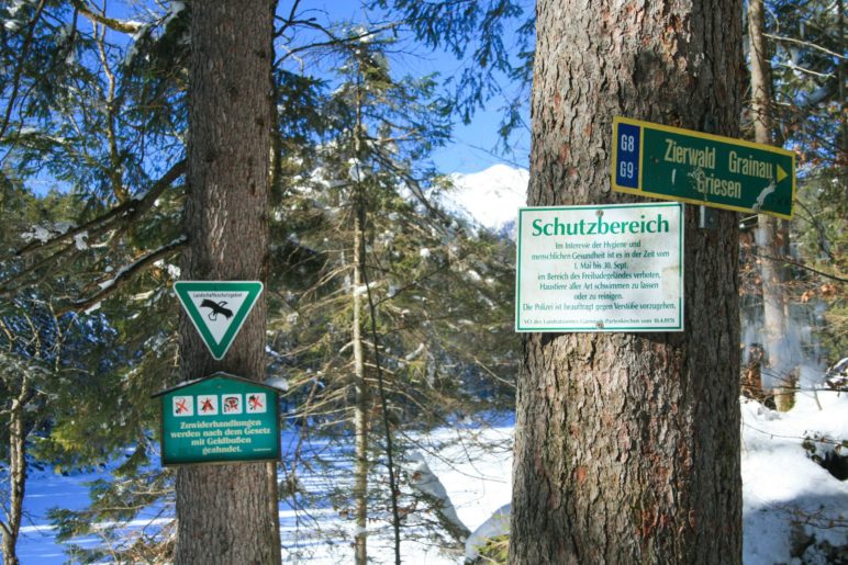 Schilderwald vor der Eibsee-Brücke