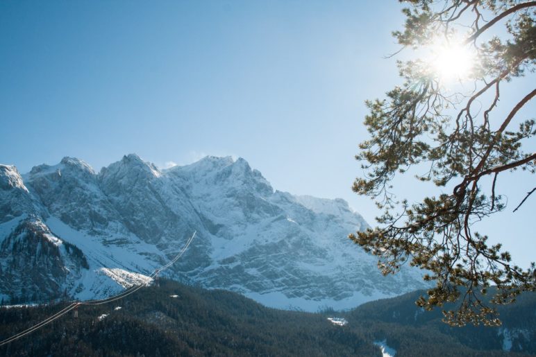 Fast genau 2000 Meter oberhalb des Eibsees liegt der Gipfel der Zugspitze