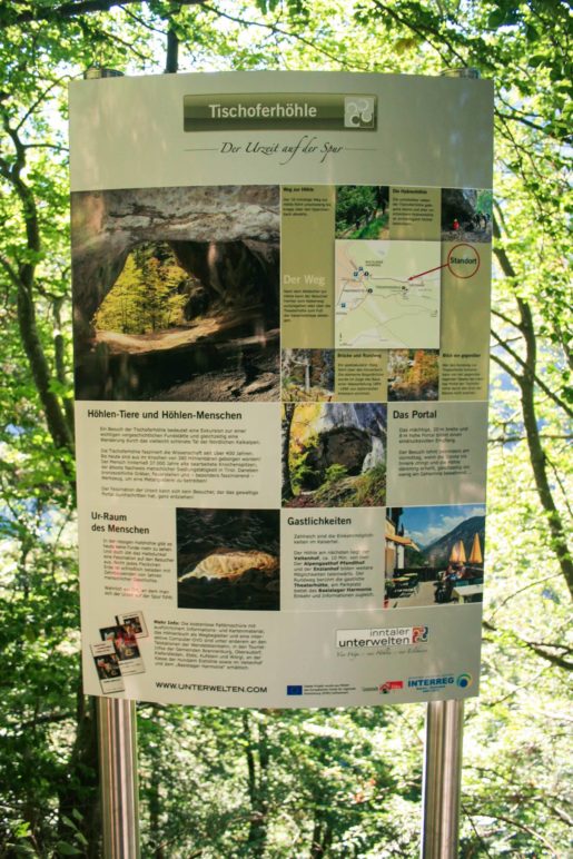 Eine Infotafel zur Tischoferhöhle am Kaisertal-Wanderweg