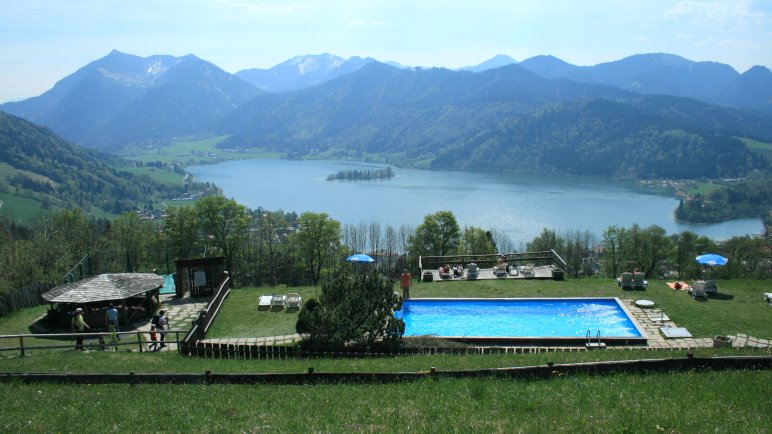 Aussicht auf Pool, See und Berge an der Schliersbergalm