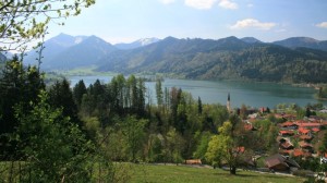 Schöner Schliersee- und Bergblick am Weg