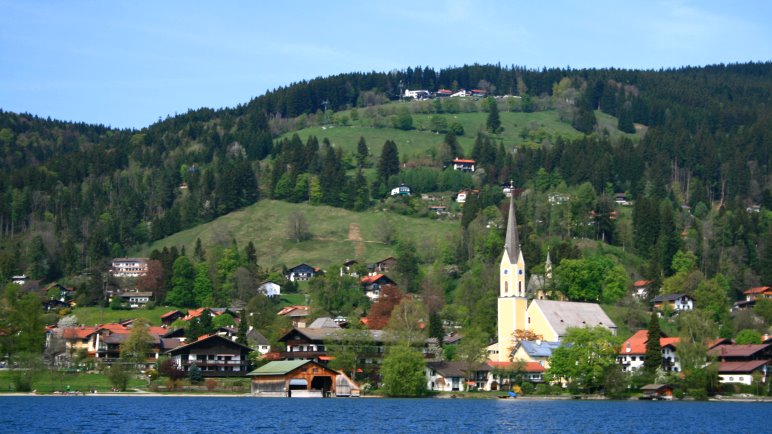 Der Ort Schliersee und die Schliersbergalm vom See aus gesehen