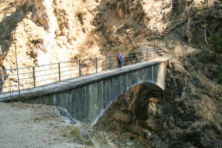 Die Brücke über den Sparchenbach hat nur auf einer Seite ein Geländer