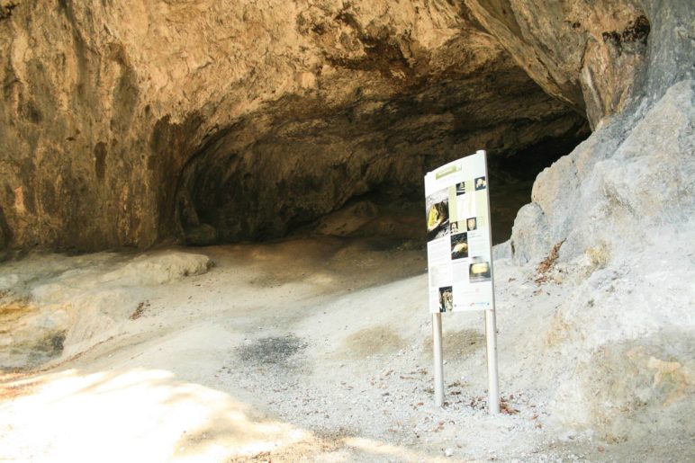 Am Eingang der Tischoferhöhle