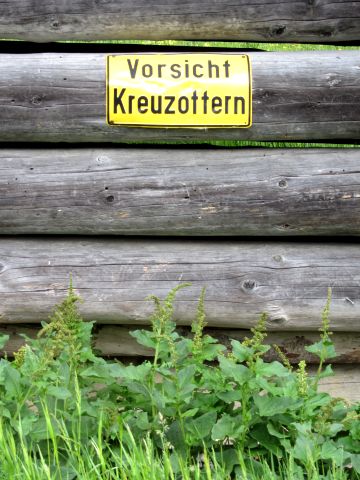 Vorsicht Kreuzottern - Warnschild an der Partnachalm