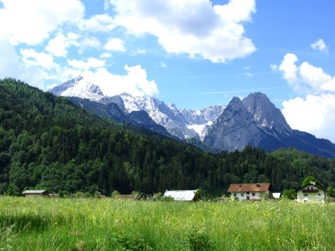 Zugspitze und die Wiesen bei Garmisch-Partenkirchen