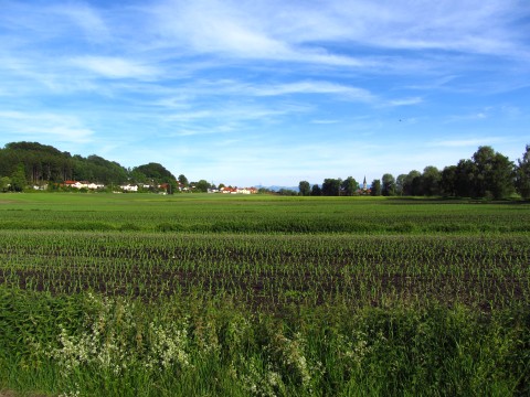 N 48 O 12 im Vordergrund, Aßling und die Alpen im Hintergrund