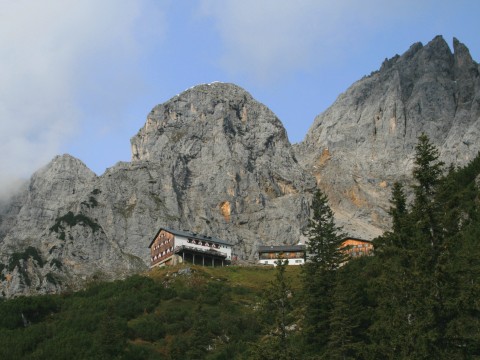 Blick zurück auf die Gruttenhütte vor der Ellmauer Halt Blick zurück auf die Gruttenhütte vor der Ellmauer Halt