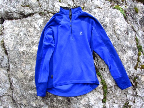 Die Haglöfs Juniper Top Fleecejacke am Fels bei der Gruttenhütte