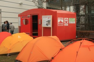 Die Biwakschachtel auf der Ispo 2011- umringt von Zelten auf dem Freigelände der Ispo 2011