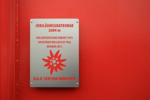 Die Tafel des DAV München an der neuen Jubiläumsgrat-Biwakschachtel