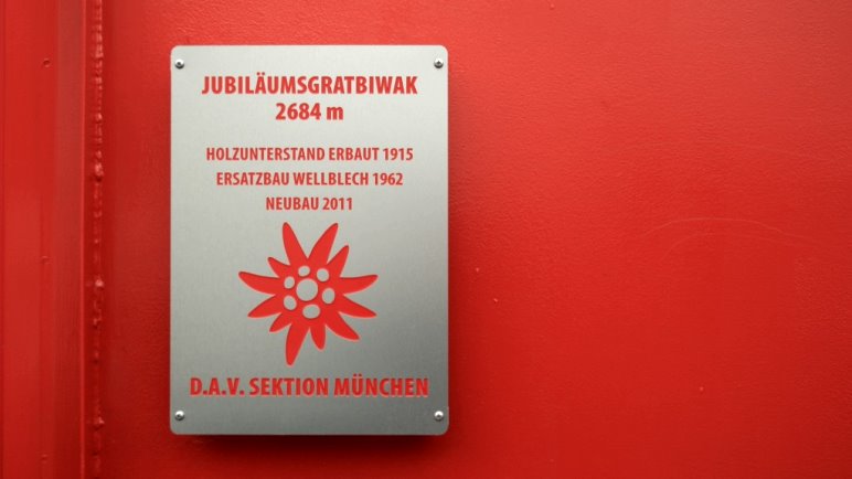 Die Tafel der neuen Biwakschachtel am Jubiläumsgrat