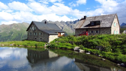 Die Friedrichshafener Hütte mit ihrem kleinen See