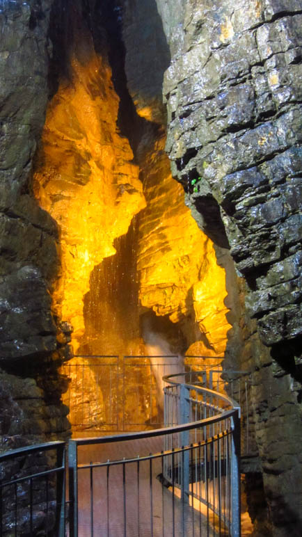 Der große Wasserfall in der Grotte der Cascata Varone