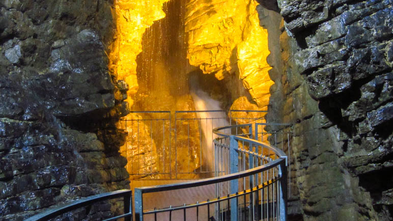 Viel beeindruckender als es dieses Bild zeigen kann: Der Wasserfall in der Grotta Inferiore