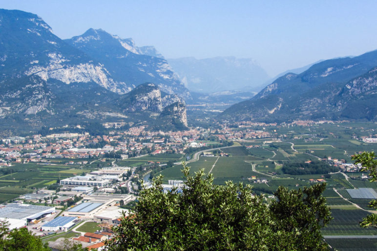 Blick vom Monte Brione auf das Sarcatal mit Arco und der Burg Arco