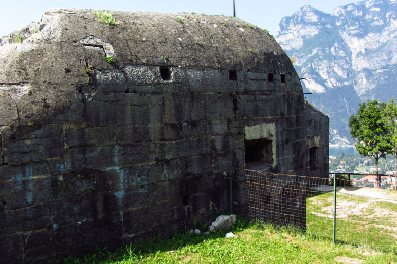 Das große Gebäude der Batteria di Mezzo auf dem Monte Brione