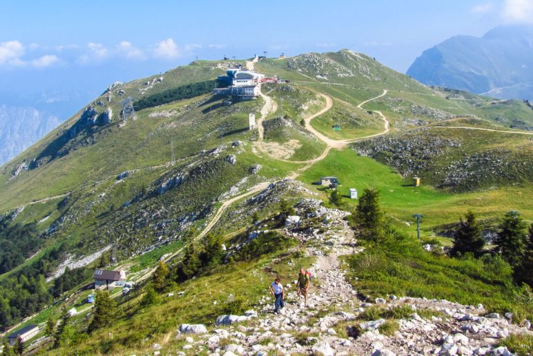 Blick zurück zur Bergstation und zur Colma di Malcesine