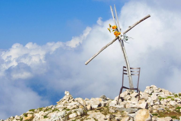 Sehr ungewöhnlich: Das Gipfelkreuz der Cima delle Pozzette mit Stuhl und Plastikblumen