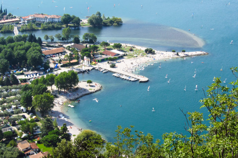 Sporthafen und Strand, dahinter die Mündung der Sarca in den Gardasee