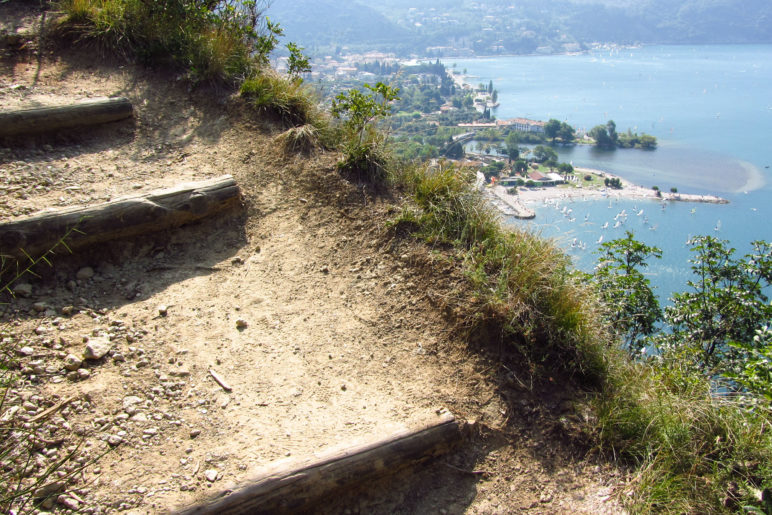 Der Wanderweg am Monte Brione führt manchmal direkt an der Steilkante entlang