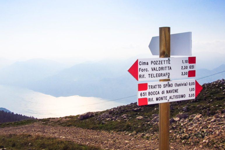 Abendlicher Blick vom Monte Baldo auf den Gardasee - noch fünf Minuten zur Bergstation